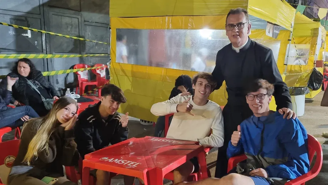 Paroquianos e voluntários reunidos
