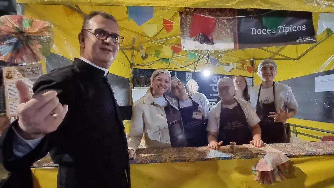 Famílias na quermesse da paróquia