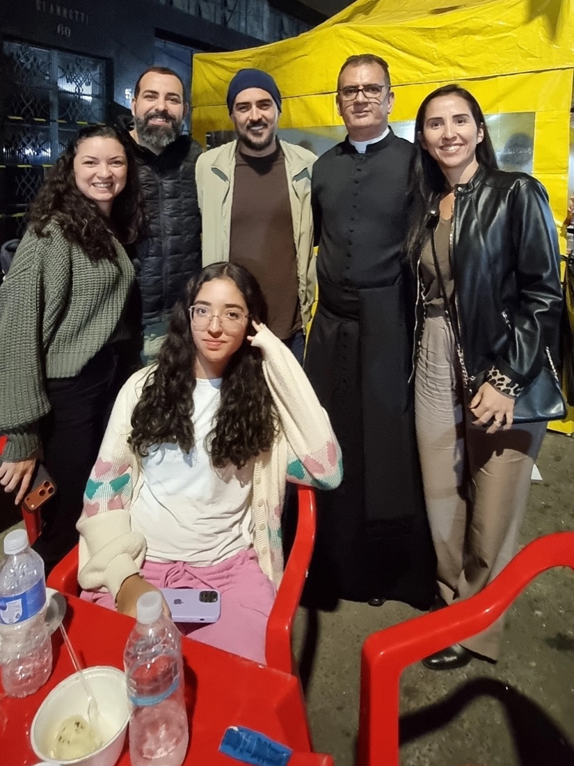 Famílias na quermesse de Santo Antônio