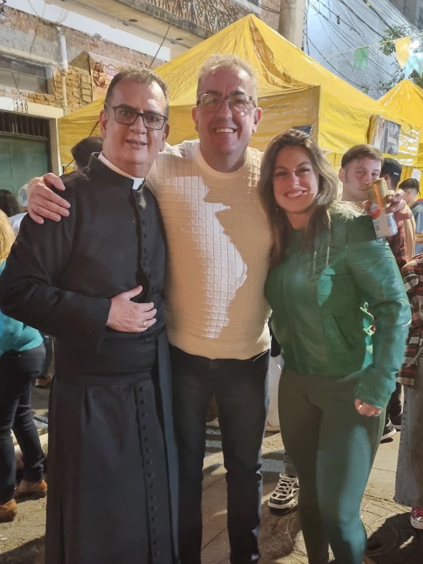 Padre Donizeti com paroquianos