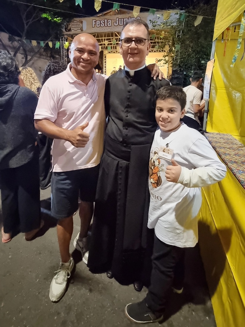 Voluntários e moradores na quermesse