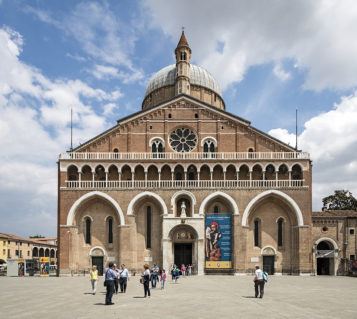 Fachada da Basílica de Santo Antônio em Pádua, Itália
